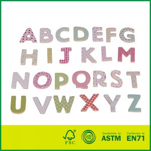 Atacado de madeira compensada educacional para crianças brincarem e aprenderem 26 unidades de brinquedos de madeira letras magnéticas do alfabeto 