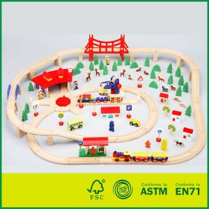 Set di binari del treno in legno OEM 130PCS di vendita calda con accessori giocattolo per giocattoli educativi per bambini
